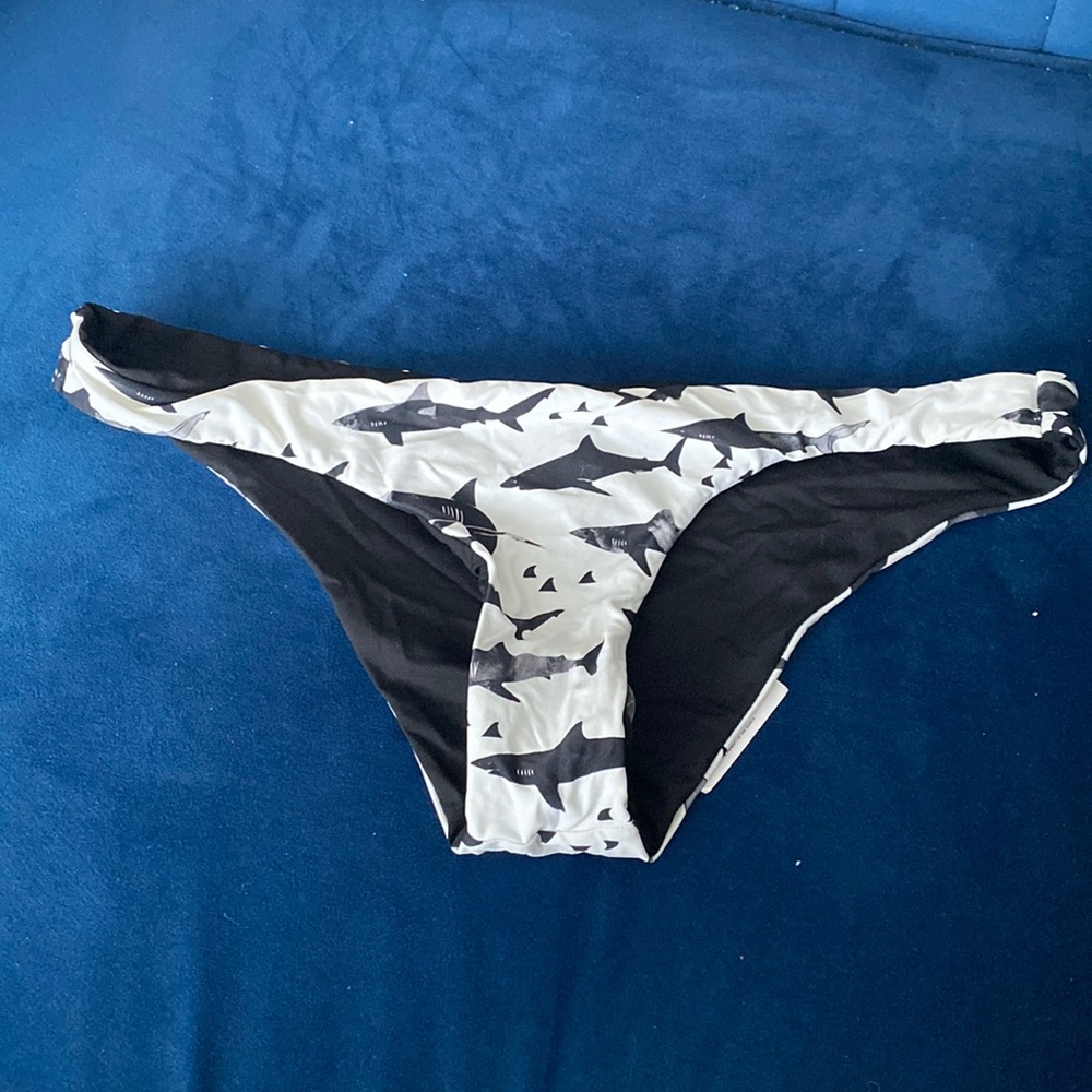 Rip curl reversible bikini bottoms. White black shark print and black cheeky.
